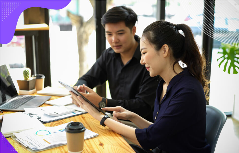 Developers discuss to a client how strategic mobile app development consulting can maximize business opportunities and ROI.